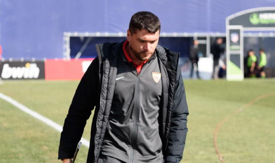 Cristian Toro, entrenador del primer equipo femenino del Sevilla FC, se dirige hacia su banquillo durante el partido de hoy