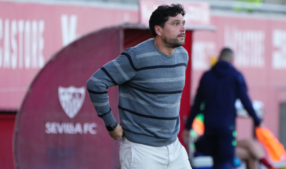 Toro observa el partido en la banda del Estadio Jesús Navas Cristian Toro, Sevilla FC Femenino