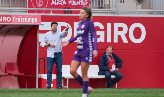 Cristian Toro da instrucciones en la banda del Estadio Jesús Navas Cristian Toro, Sevilla FC Femenino