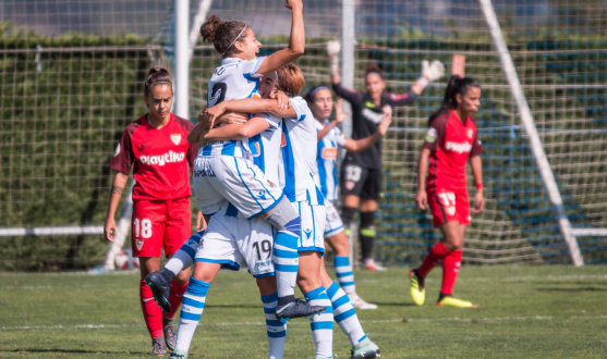 Las jugadoras de la Real Sociedad celebran su victoria sobre el primer equipo femenino del Sevilla FC