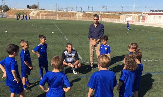 Antonio Álvarez, con los niños de la Escuela de Football Antonio Puerta