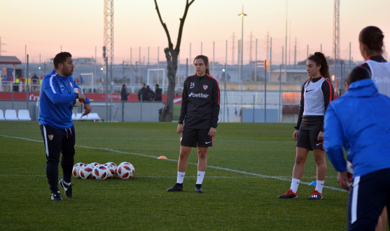 David Losada, ayudante de Cristian Toro al frente del primer equipo femenino del Sevilla FC, da instrucciones a la lituana Liucija Vaitukaitytė y Vicky Benítez, entre otras jugadoras, durante un entrenamiento