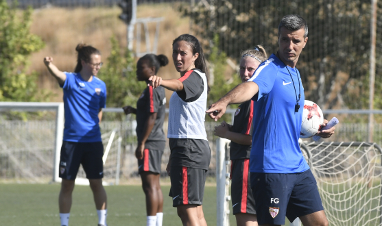 Paco García hace indicaciones a las jugadoras del Sevilla FC durante el primer entrenamiento de la pretemporada