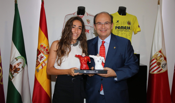 El presidente José Castro entregó a Olga Carmona una escultura durante el descanso del encuentro ante el Villarreal CF como reconocimiento por la conquista del Europeo sub-19 el pasado julio