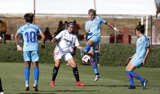 Jeni Morilla, del primer equipo femenino del Sevilla FC, pugna por el balón con Elena Linari, del Atlético de Madrid Femenino, en el encuentro de la primera vuelta