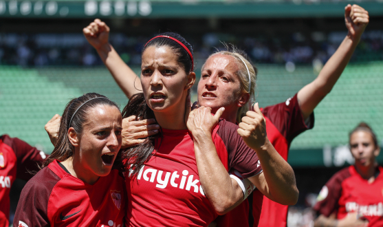 Karen Araya, del primer equipo femenino del Sevilla FC, celebra con sus compañeras su gol en El Gran Derbi