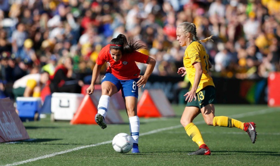 Karen Araya, jugadora del primer equipo femenino del Sevilla FC, golpea el balón durante el compromiso que jugó con la selección de Chile frente a Australia el pasado 10 de noviembre