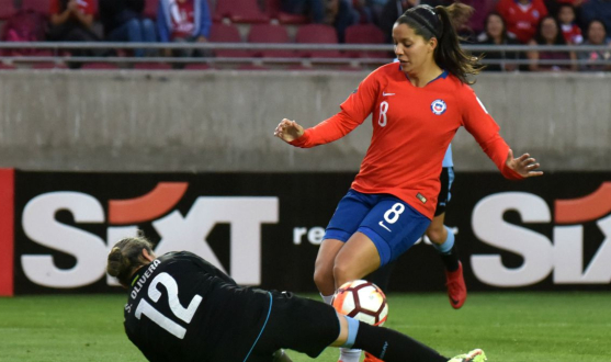 Karen Araya, último fichaje del primer equipo femenino del Sevilla FC, durante un partido amistoso con la selección de Chile