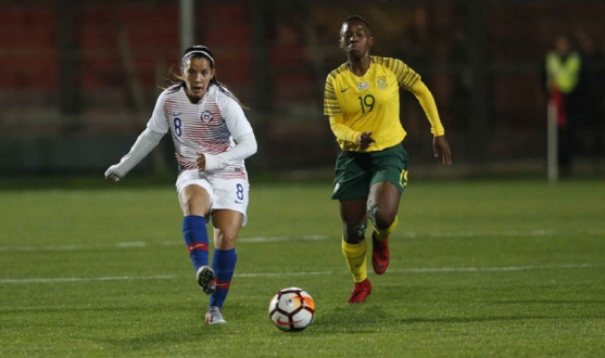 Karen Araya, jugadora del primer equipo femenino del Sevilla FC, golpea el balón durante el segundo de los dos duelos amistosos de la selección de Chile ante Sudáfrica