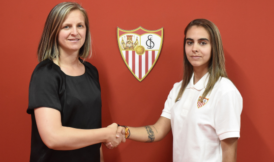 Macarena Portales posa junto a Amparo Gutiérrez en su presentación como jugadora del Sevilla FC