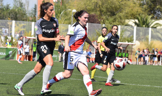 Maite Albarrán, del primer equipo femenino del Sevilla FC, lucha por un balón ante la rayista Amaia Mendióroz en el encuentro de la primera vuelta