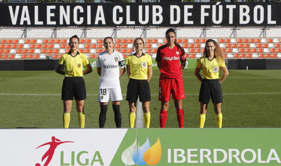 Natalia Gaitán y Marta Carrasco, capitanas del Valencia Féminas CF y el Sevilla FC respectivamente, posan en los prolegómenos del partido de la primera vuelta de esta temporada