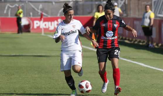 Nagore Calderón, del primer equipo femenino del Sevilla FC, pugna por el balón con Paloma López durante el partido de la primera vuelta disputado en el Estadio Jesús Navas