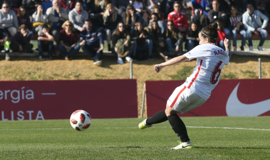 Nagore Calderón chuta desde el punto de penalti antes de marcar un gol para el primer equipo femenino del Sevilla FC en ElGranDerbi del pasado 23 de diciembre