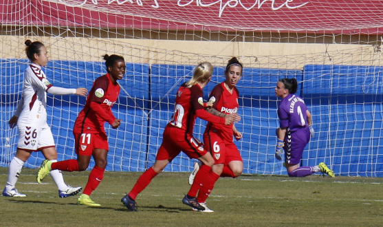 Nagore Calderón, jugadora del primer equipo femenino del Sevilla FC, celebra con sus compañeras instantes después de marcar su gol al Fundación Albacete
