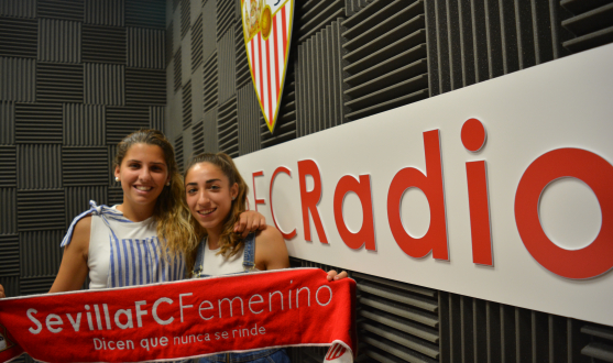 Noelia Ramos y Olga Carmona posan con la bufanda del Sevilla FC femenino en los estudios de SFC Radio