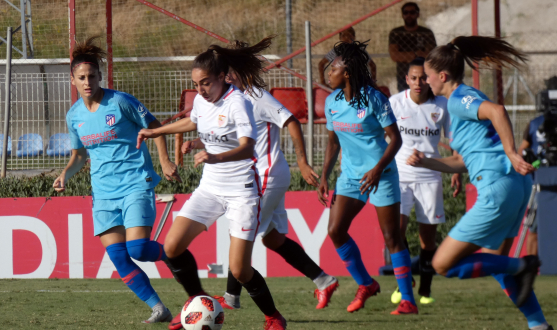 Olga Carmona, del primer equipo femenino del Sevilla FC, es perseguida por jugadoras del Atlético de Madrid Femenino en el choque de la primera vuelta