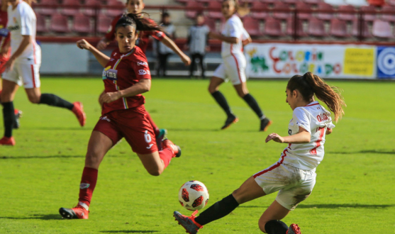 Olga Carmona toca el balón ante Silvia Ruiz durante el partido del primer equipo femenino del Sevilla FC ante la EDF Logroño de la Copa de de la Reina
