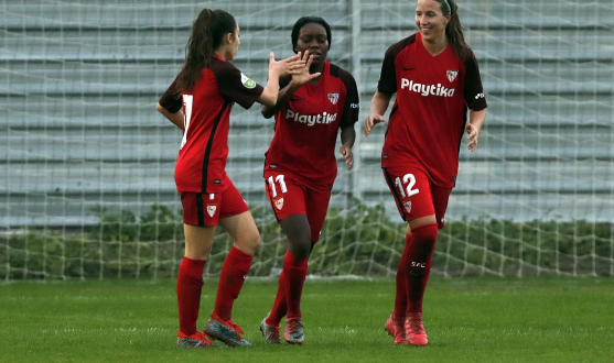 Olga Carmona y Jeni Morilla felicitan a Toni Payne tras el gol conseguido en Málaga la pasada semana para el primer equipo femenino del Sevilla FC