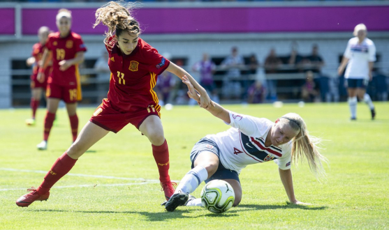 Olga Carmona pelea por el balón con Camilla Huseby durante el España-Noruega del Europeo sub-19