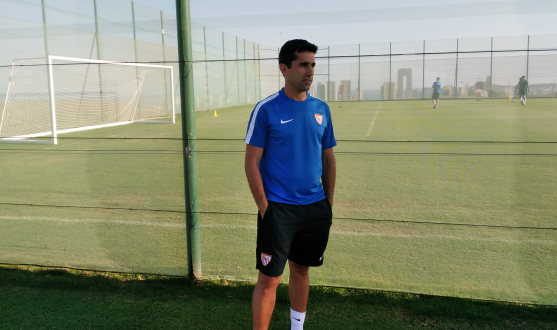 Paco Gallardo, adjunto a la dirección de fútbol del Sevilla FC, observa el entrenamiento de la tarde