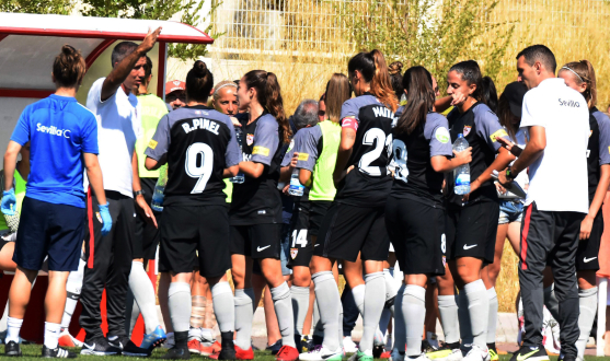 Paco García y Sergio Jiménez dan instrucciones durante un partido del primer equipo femenino del Sevilla FC esta temporada