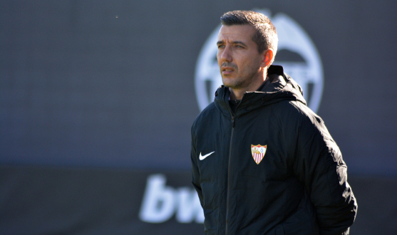 Paco García, entrenador del primer equipo femenino del Sevilla FC, observa las evoluciones de las suyas en el Antonio Puchades