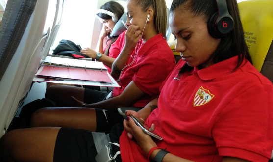 Pancha Lara, Macarena Portales y Karen Araya, tres de las jugadoras del Sevilla FC Femenino que han viajado a San Sebastián este sábado vía Bilbao