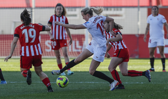 Cahynová, rodeada por varias rivales del conjunto vasco en el duelo de la primera vuelta Partido Sevilla FC Femenino