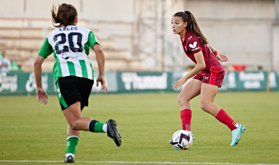 Inma Gabarro conduce el esférico ante una rival en el choque de la primera vuelta Partido Sevilla FC Femenino