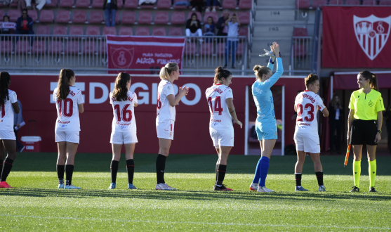 Las jugadoras sevillistas saludan a la grada en uno de los encuentros de esta temporada Partido Sevilla FC Femenino