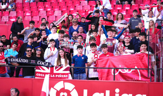 Peñistas de la PS Coca de la Piñera, en el Ramón Sánchez-Pizjuán