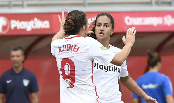 Lucía Ramírez y Raquel Pinel en un gesto de complicidad tras el gol de la jienense del primer equipo femenino del Sevilla FC ante el Fundación Albacete