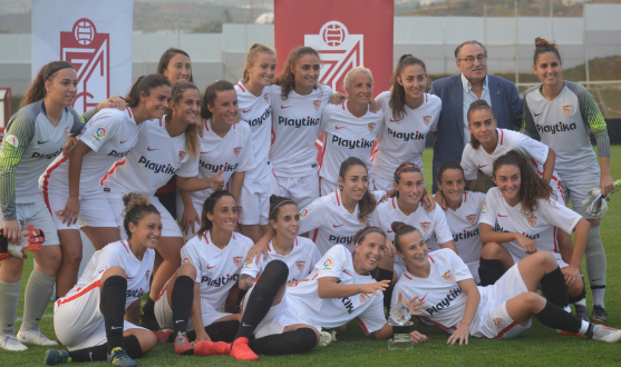 Las jugadoras del primer equipo femenino del Sevilla FC posan después de adjudicarse el I Trofeo Granada CF femenino