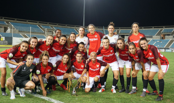 Las jugadoras del primer equipo femenino del Sevilla FC posan con el trofeo del VIII Memorial Félix Salazar tras vencer al Santa Teresa Badajoz