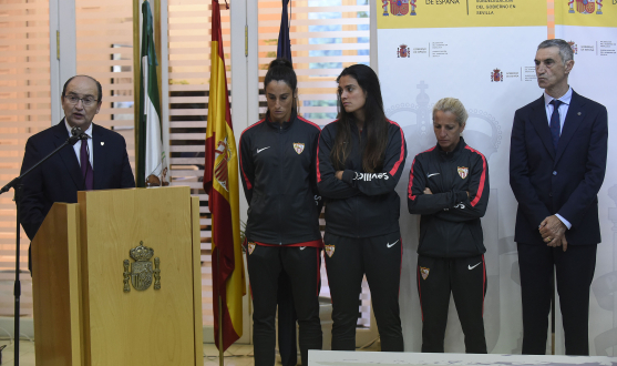 The president, José Castro, accompanied by Maite Albarrán, Marta Carrasco and Alicia Fuentes, captains of Sevilla FC Womens, and Antonio Álvarez