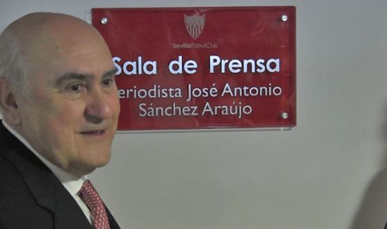 Sánchez-Araujo posa con el rótulo de la sala de prensa