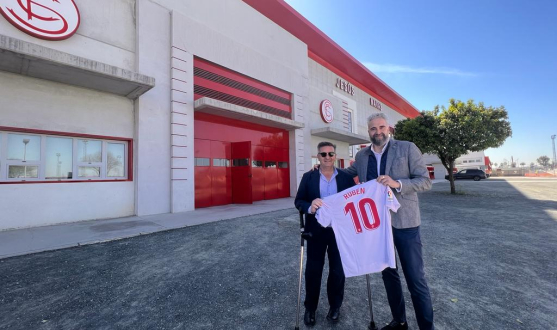 Rubén Alcaine, vicepresidente de la Liga F, recibió un obsequio por parte del consejero Luis Castro Finetwork Liga F