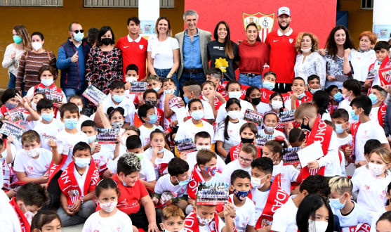 Visita del Sevilla FC al CEIP Victoria Díaz de La Candelaria