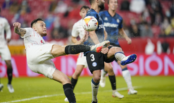 Ocampos playing for Sevilla against Deportivo Alavés