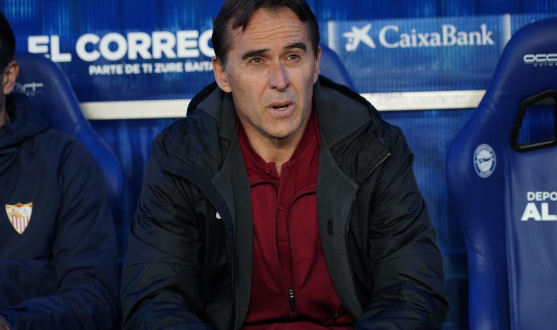 Julen Lopetegui in the dugout at Deportivo Alavés