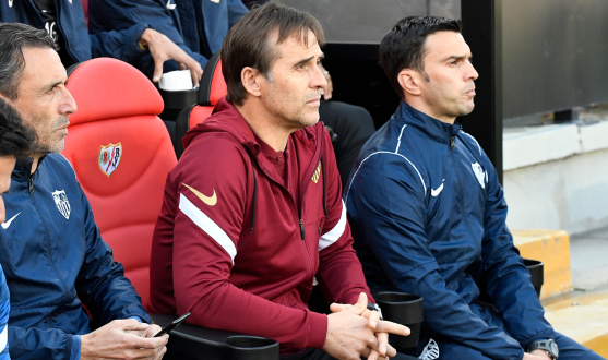 Julen Lopetegui in the dugout at Rayo Vallecano