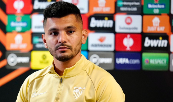 Tecatito ahead of the match against West Ham United