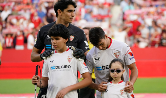 Bono y Óliver Torres, con dos de los chicos invidentes