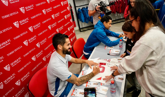 Acto de firmas de Isco y Jesús Navas