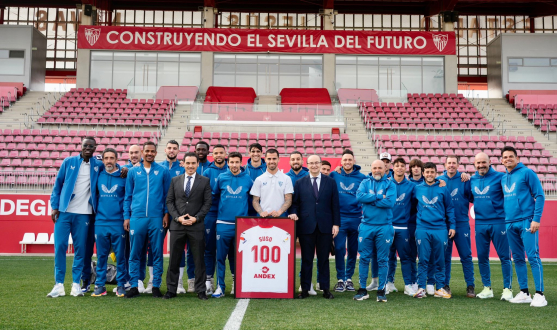 Suso presented with shirt for 100 games