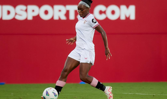 Toni Payne controla la pelota en el Estadio Jesús Navas Toni Payne, Sevilla FC Femenino