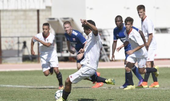 Mena del Sevilla FC ante el Olympique en la Youth League