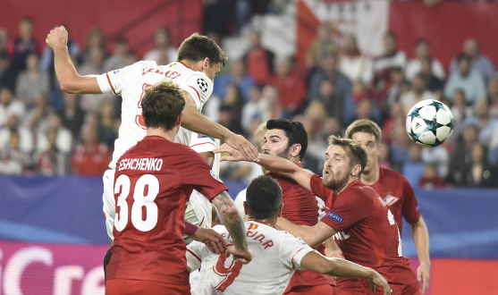 Lenglet del Sevilla FC ante el Spartak