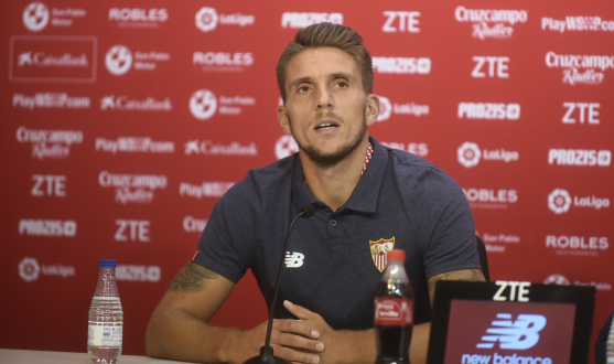 Carriço del Sevilla FC atiende a los medios
